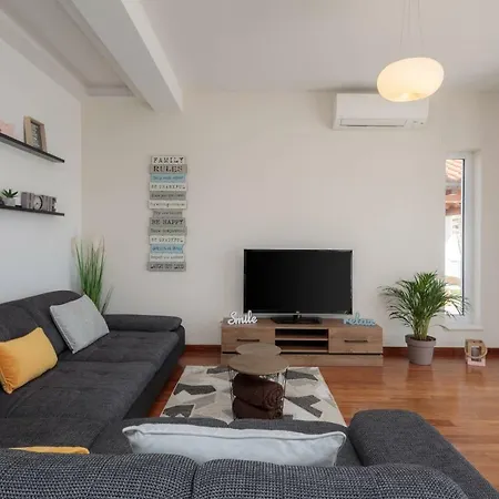 Rosa Ventorum With Private Pool Near Split Vila Kastela